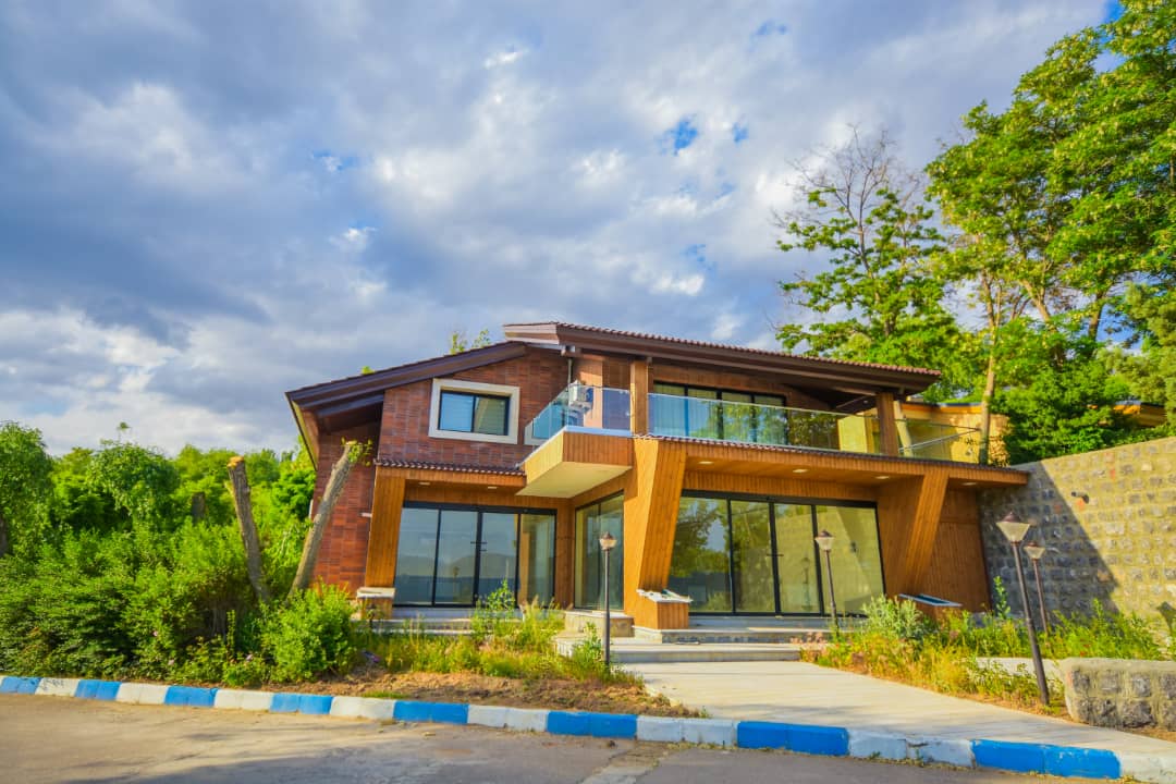 نمای دو طبقه ویلای آسمان چادگان